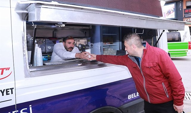 İzmit'ten servis bekleyen emekçilere ikram