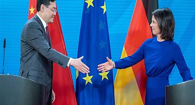 Qin Gang, Alman mevkidaşı Baerbock’la bir araya geldi