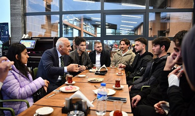Sosyal medyadan çağırdığı gençlerle buluştu