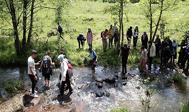 Sporseverler yürüyüş etkinliğinde 13 kilometre yürüdü