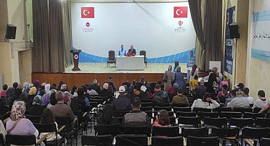 Afyonkarahisar'da öğrencilere giyim çeki yardımı yapıldı