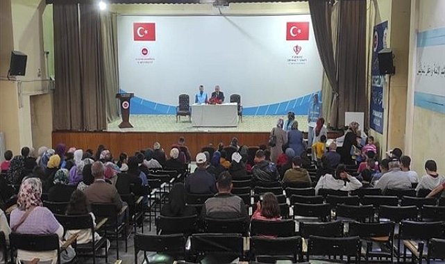 Afyonkarahisar'da öğrencilere giyim çeki yardımı yapıldı