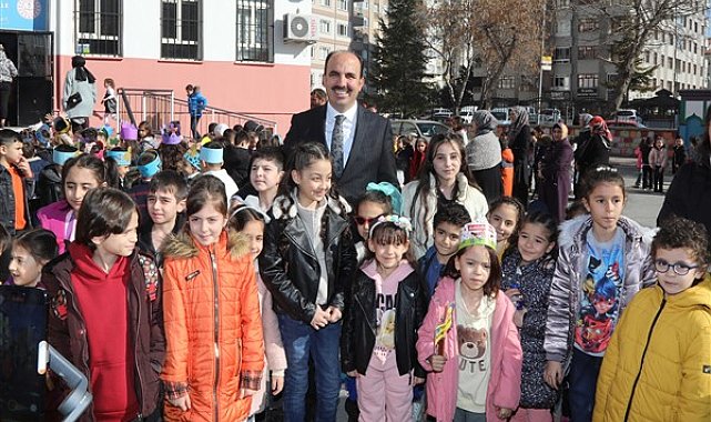 Başkan Altay, karne sevinci yaşayan öğrencileri tebrik etti
