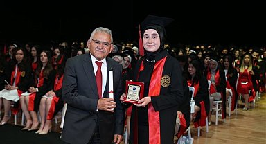 Başkan Büyükkılıç, Erciyes Tıp Fakültesi Mezuniyet Töreni’ne katıldı