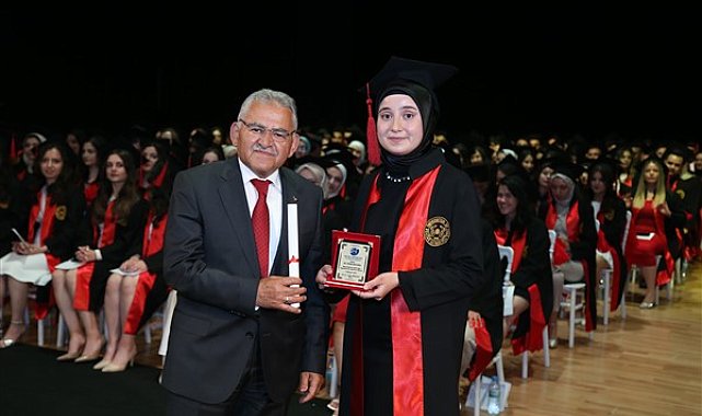 Başkan Büyükkılıç, Erciyes Tıp Fakültesi Mezuniyet Töreni’ne katıldı