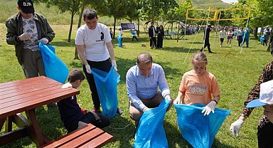 Başkan Çalık, çocuklarla kıyı temizliği yaptı