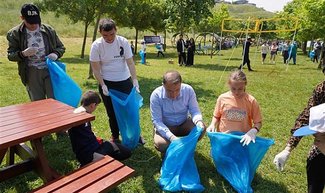 Başkan Çalık, çocuklarla kıyı temizliği yaptı