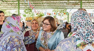 Başkan Şahin, kurban kesim alanlarındaki gazi şehirlilerle bayramlaştı