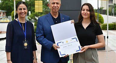 Başkan Yavaş, Gökkuşağı Yabancı Dil Eğitim Merkezi sertifika töreninde gençlerle buluştu