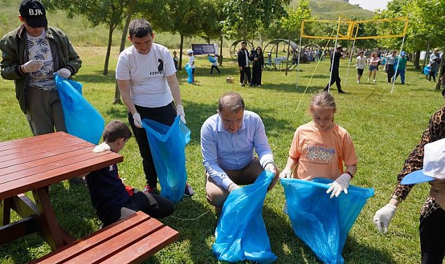 Beylikdüzü'nde çocuklar kıyıda sahil temizliği yaptı