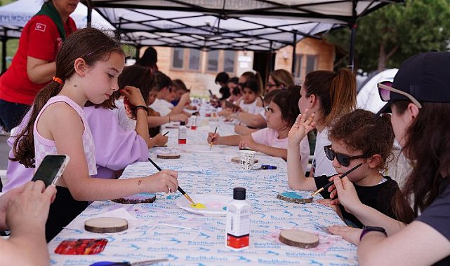 Beylikdüzü'nde minik izcilerden depremzede çocuklara hediyeler