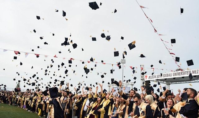 Bilecik Şeyh Edebali'de mezuniyet coşkusu