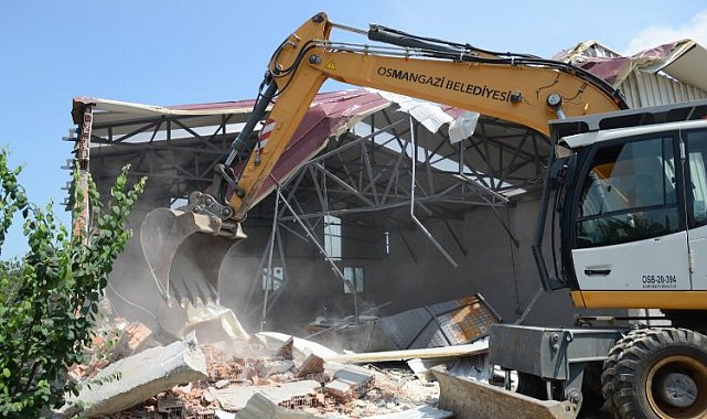 Bursa Osmangazi'de meyve bahçesindeki kaçak işyeri yıkıldı