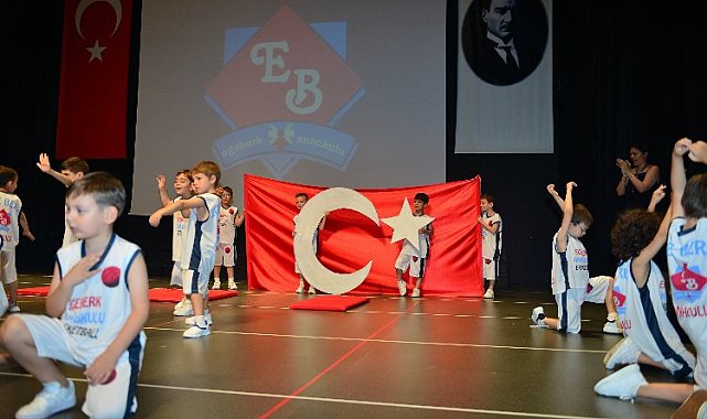 Bursa'da 'Türkiye Yüzyılı' konseptli mezuniyet coşkusu
