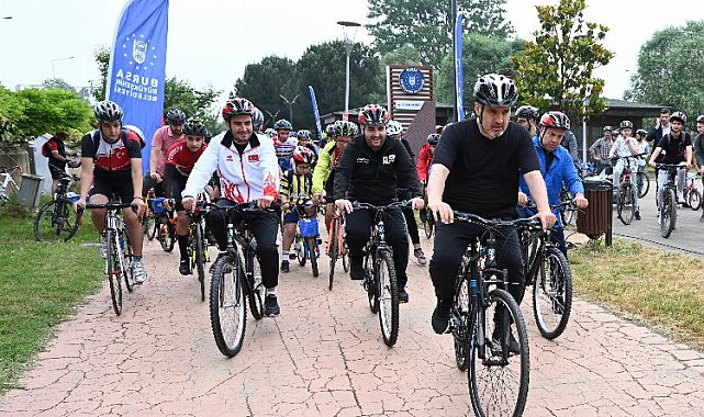 Bursalılar Dünya Bisiklet Günü'nde pedal çevirdiler