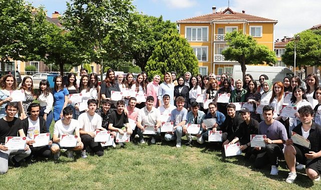 Çınar Akademi ilk mezunlarını verdi