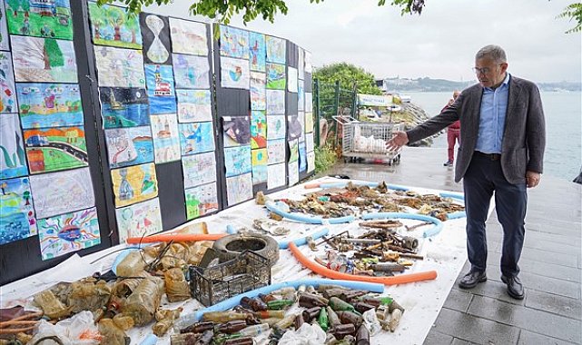 Deniz dibinden çıkarılan lastik, plastik, cam, metal ve çeşitli atıklar sahilde sergilendi