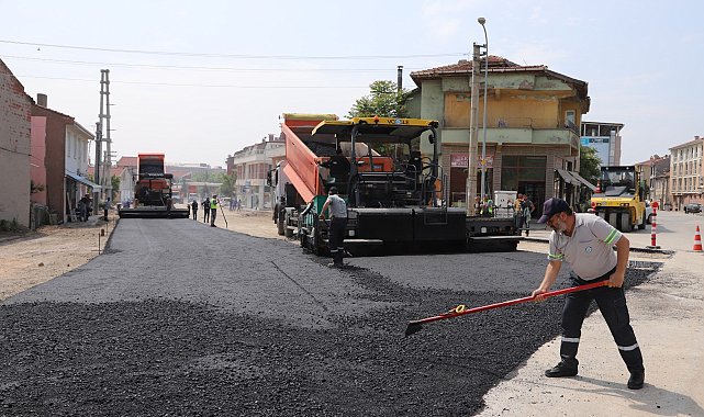 Eskişehir Büyükşehir Belediyesi ekipleri yol çalışmalarına devam ediyor