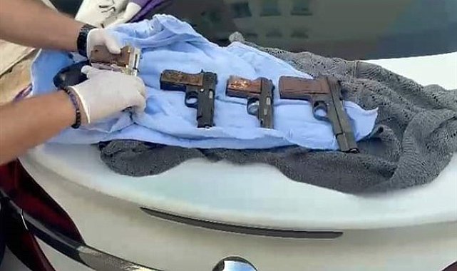 Hatay'da otomobilde 5 adet ruhsatsız silah ele geçirildi
