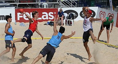 İzmir'de oynanan EHF Avrupa U17 Plaj Hentbolu Şampiyonası'nda ilk gün tamamlandı