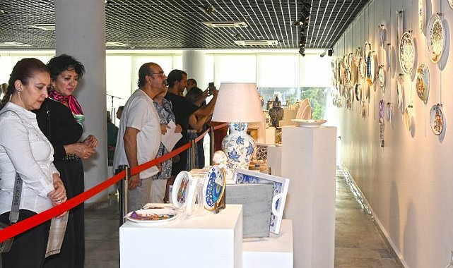 Karabağlar'da çini kursiyerlerinin yıl sonu sergisi görücüye çıktı