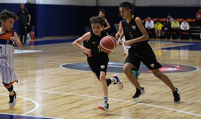 Konya Büyükşehir Belediyespor, basketbolda iki şampiyonluk birden kazandı