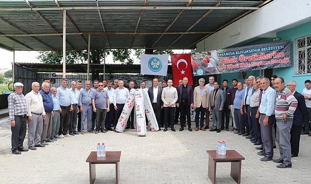 Manisa Büyükşehir'den çilek üretimine destek