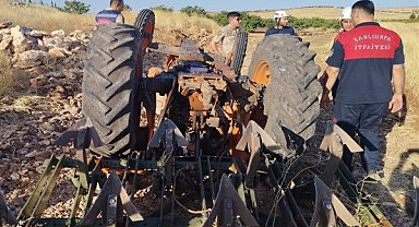 Şanlıurfa'da devrilen traktörün altına kalan sürücü yaralandı