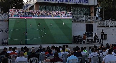 Şanlıurfalılar maç heyecanını dev ekrandan takip etti