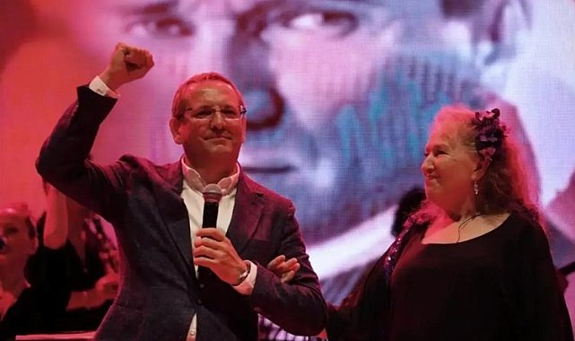 Suzan Kardeş'ten Ayvalık'ta İzmir Marşı sürprizi