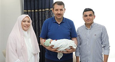 Vali Ayhan, Barlan ailesinin bebeğine “Alparslan” ismini verdi