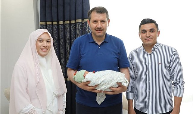 Vali Ayhan, Barlan ailesinin bebeğine “Alparslan” ismini verdi
