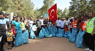 Vali Ayhan, gönüllüler ile çöp topladı