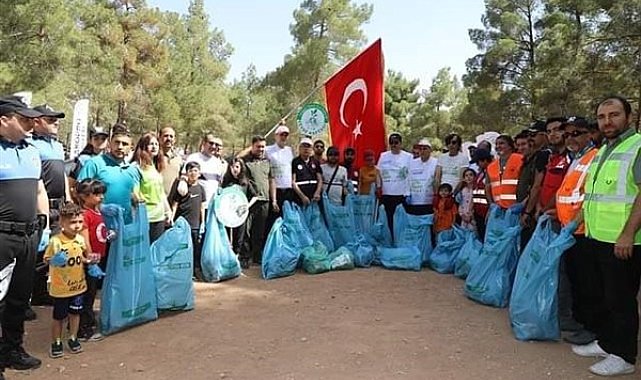 Vali Ayhan, gönüllüler ile çöp topladı