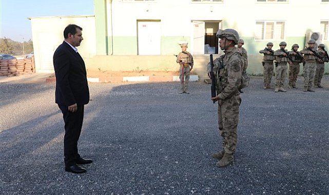 Vali Ayhan, hudut görevi yapan askerlerle bir araya geldi