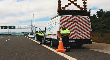 Yolları açık tutan otoyol çalışanlarının güvenliği sürücülerin elinde