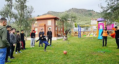 Zeytinburnu’nda karneyi alan öğrenciler yaz tatili boyunca, eğlenceye doyacak