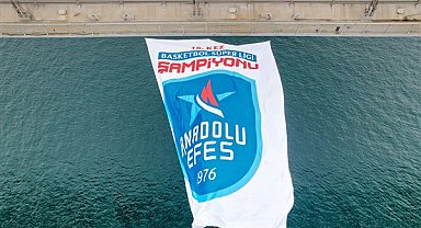 Anadolu Efes’in şampiyonluk bayrakları İstanbul Boğazı’nda