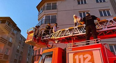 Antakya'da yangından etkilenen vatandaşları itfaiye ekipleri kurtardı