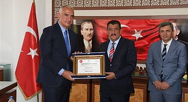 Bakan Ersoy’a hemşehrilik beratı teslim edildi