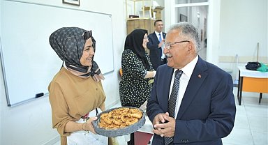 Başkan Büyükkılıç, Talas Sosyal Yaşam Merkezi’nde kadın kursiyerlerle buluştu
