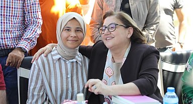Başkan Şahin, afetzede öğrenciye tam altın, bisiklet ve tablet hediye etti