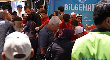 Bilgehane öğrencileri vatandaşlara aşure ikram etti