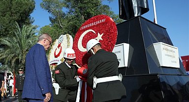 Cumhurbaşkanı Erdoğan, Lefkoşa’da Atatürk Anıtı’na çelenk bıraktı