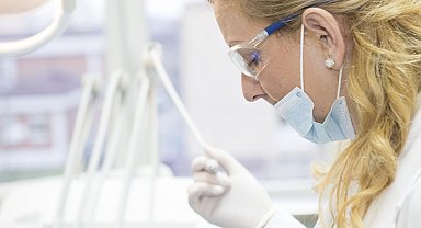 Düzenli diş taşı temizliği yapılmalı