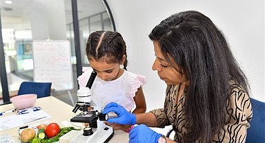 Esenyurtlu çocuklar, Deney ve Bilim Atölyesi’nde keşfetmeyi öğreniyor