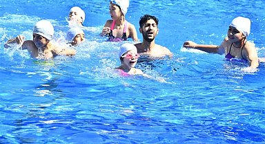 İzmir'deki dezavantajlı mahallelerde çocuklar için portatif havuzlar açıldı