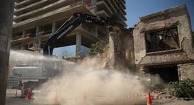 Konak’ta tehlike saçan iki binanın yıkımı gerçekleştirildi