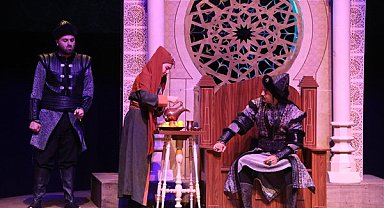 Konya Şehir Tiyatrosu, “Nizamülmülk” oyununu 15 Temmuz’a özel sahneledi
