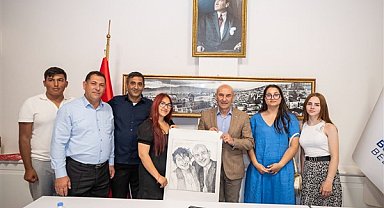 Litvanya’dan gelen Roman gençler Başkan Soyer’i ziyaret etti